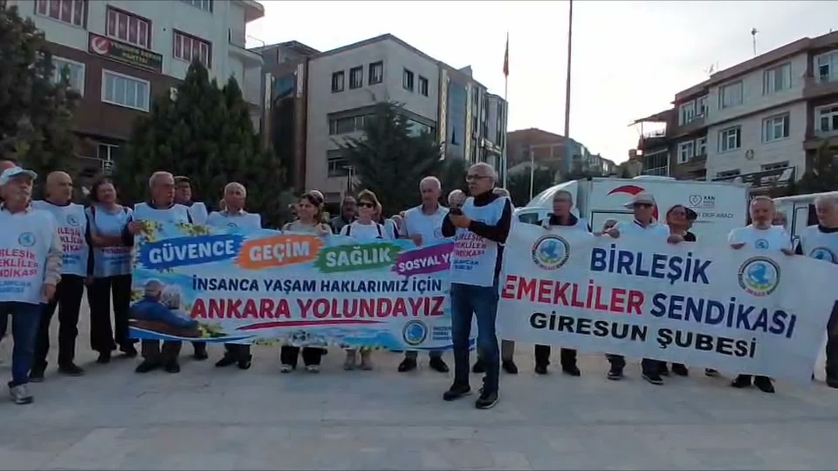 Emeklilerin hak yürüyüşü Amasya Merzifon'da basın açıklamasıyla sürdü