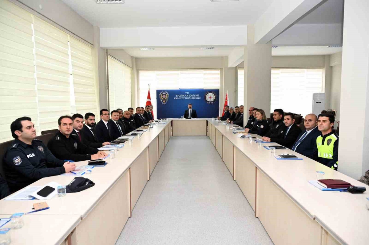 Erzincan İl Emniyet Müdürü Doköz, birim amirleriyle değerlendirme toplantısı yaptı