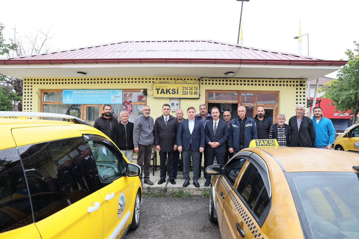 Erzincan Valisi Aydoğdu, EŞOT Taksi Durağı'nda taksici esnafıyla görüştü