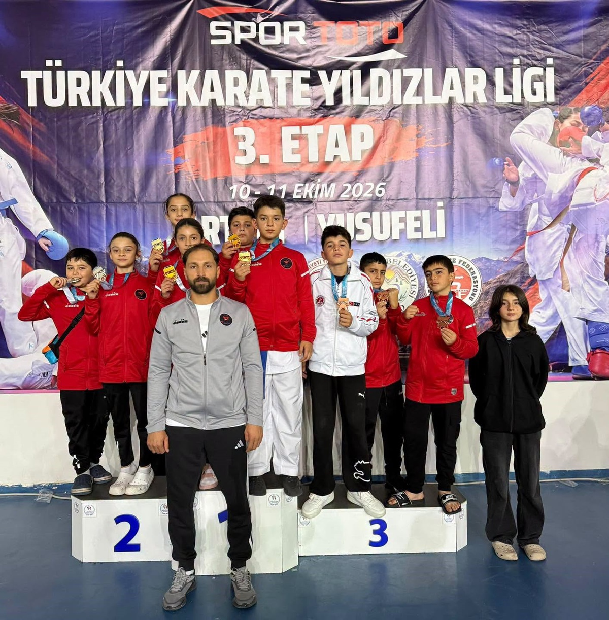Erzincanlı sporcular Artvin Yusufeli'deki karate müsabakalarında 12 madalya kazandı