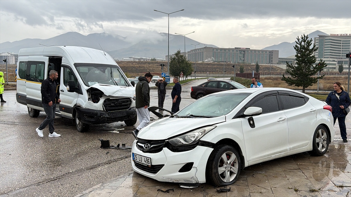 Erzurum'da Atatürk Üniversitesi'nde minibüsle otomobil çarpıştı, 3 kişi yaralandı