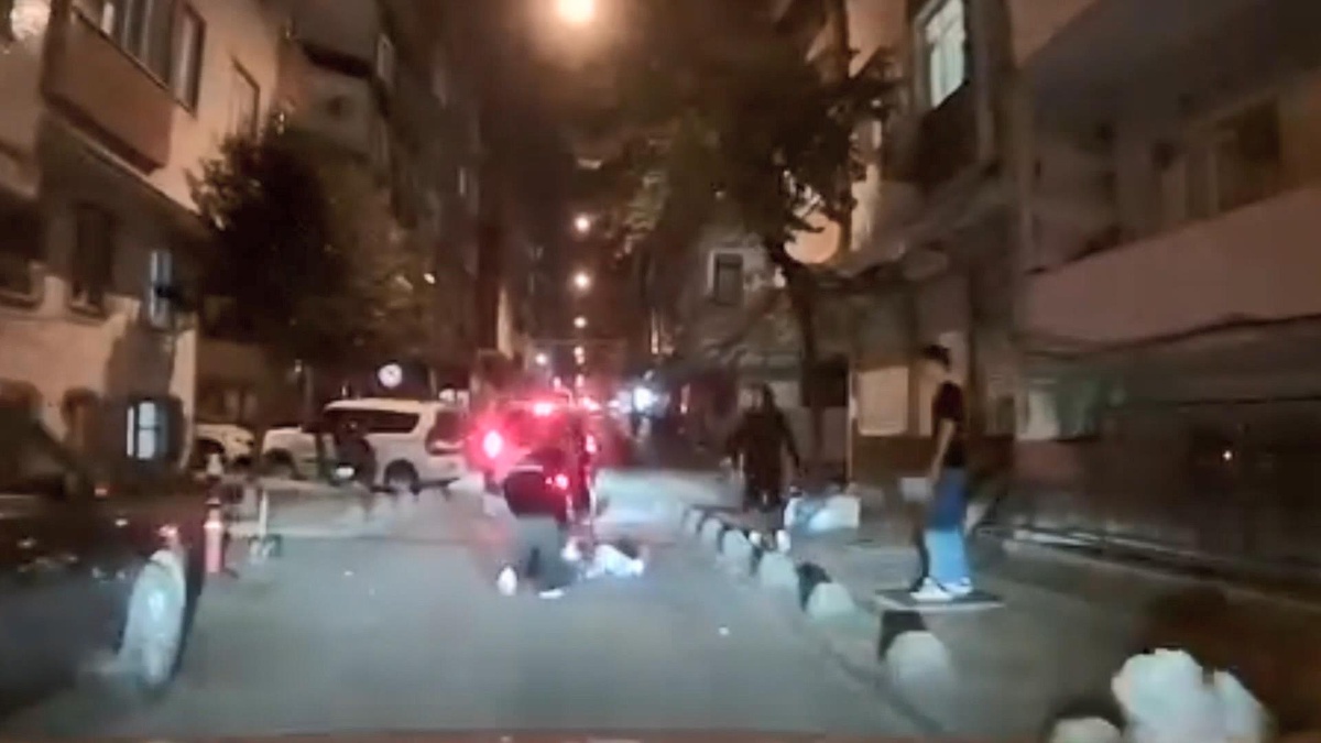 Esenler'de iki kız arkadaşın kavgasında biri diğerini saçından yerde sürükledi