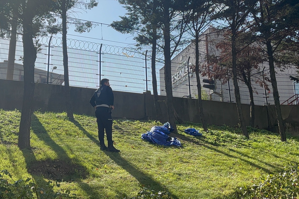 Esenler'de metro yakınındaki çimenlik alanda bulunan erkek cesedi morga götürüldü