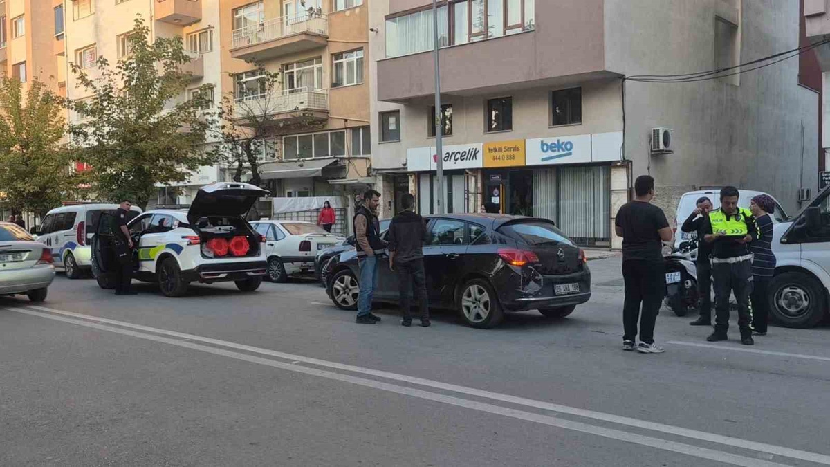 Eskişehir Odunpazarı'nda motosiklet otomobile çarptı, 16 yaşındaki sürücü yaralandı