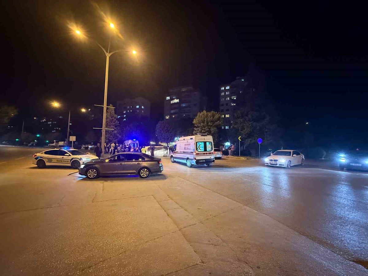 Eskişehir Vişnelik'te kavşakta çarpışan iki otomobilden biri yan yattı