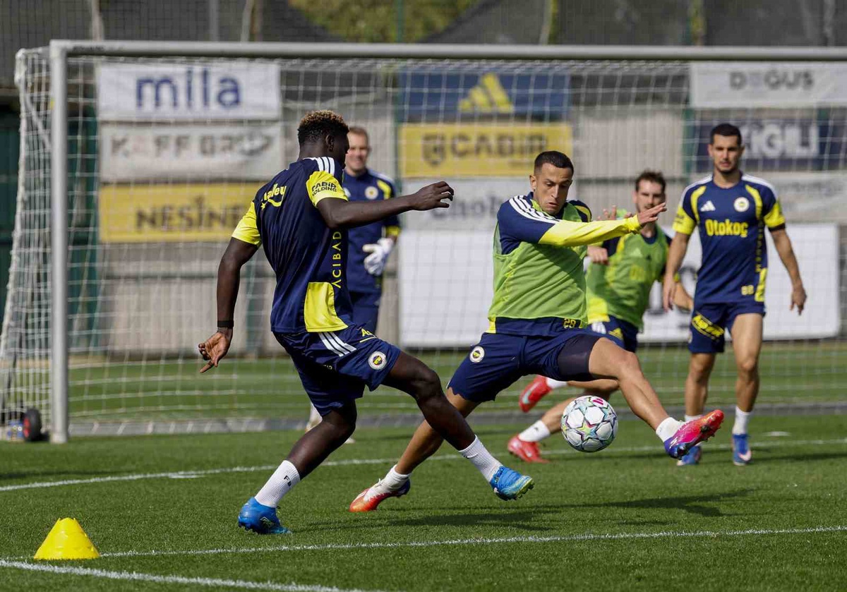 Fenerbahçe, Aston Villa deplasmanı öncesi idmanını Can Bartu'da sürdürdü