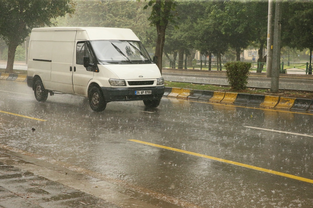 Gaziantep'te etkili olan sağanak cadde ve sokaklarda su birikintileri oluşturdu