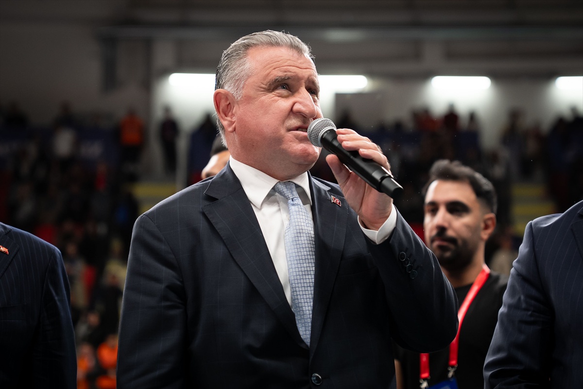 Gençlik ve Spor Bakanı Bak, Kırıkkale'de yeni spor salonunun açılışını yaptı