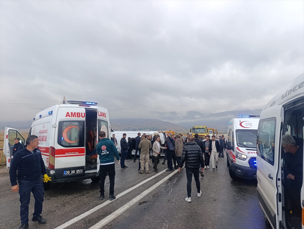 Hakkari Yüksekova'da devrilen öğrenci servisinde 14 kişi yaralandı