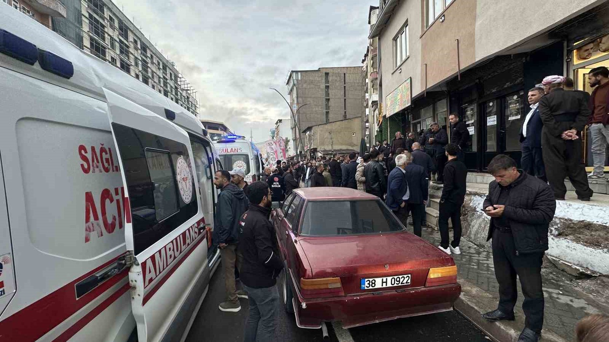 Hakkari Yüksekova'da iki grup arasında taş ve sopalı kavgada 4 kişi yaralandı