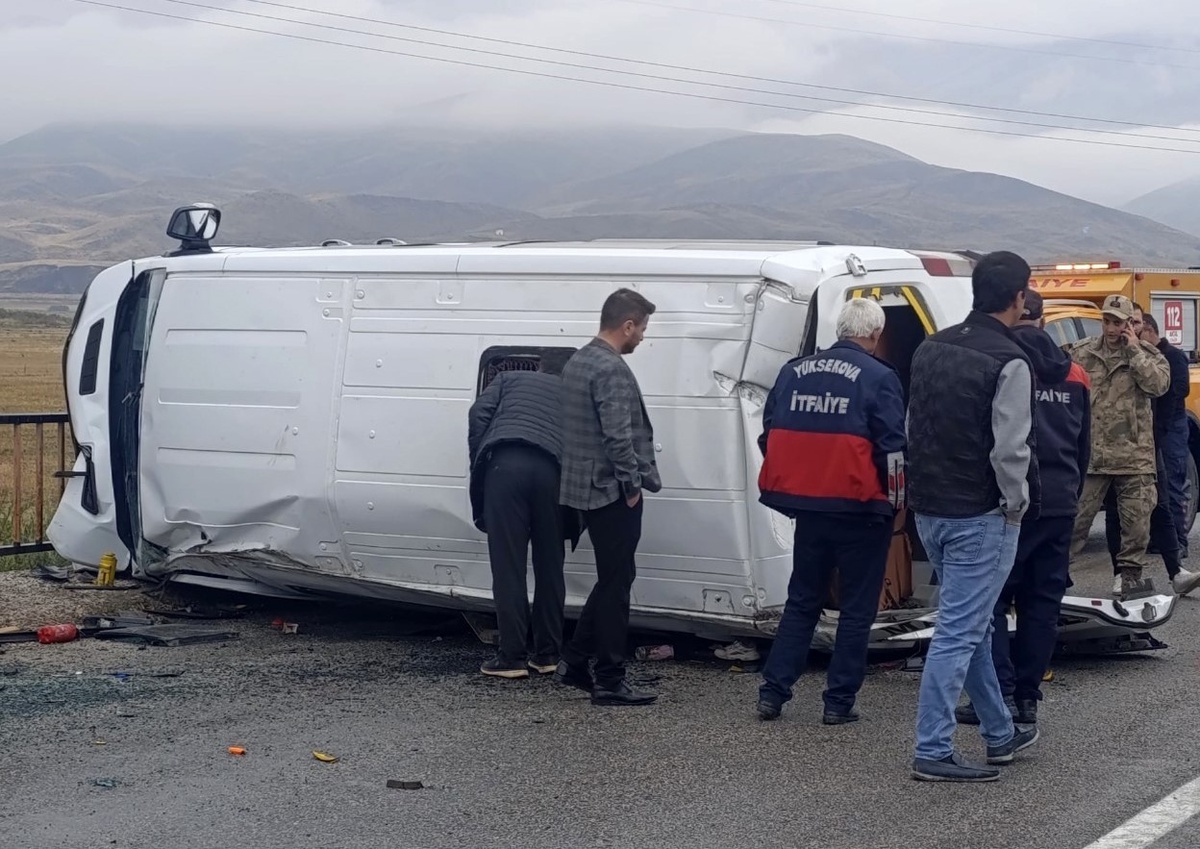Hakkari Yüksekova'da okul servisi kaygan yolda devrildi, 10 öğrenci yaralandı