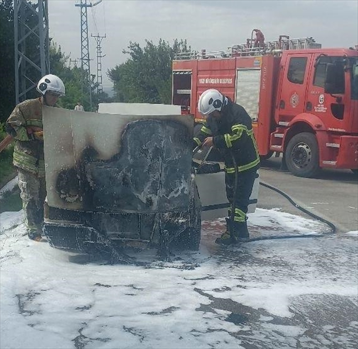 Hatay Erzin'de 35 CAU 18 plakalı otomobil alev aldı, itfaiye söndürdü
