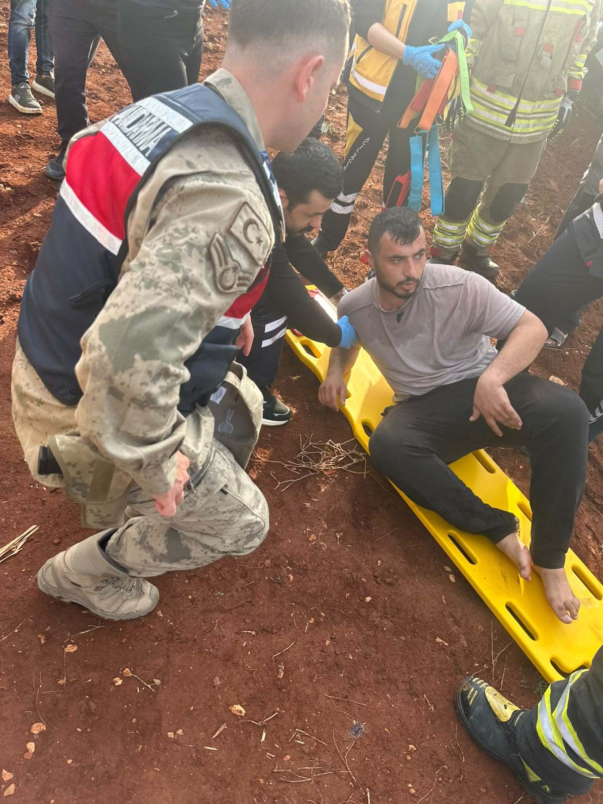 Hatay Reyhanlı'da kontrolden çıkan TIR zeytinlik alana devrildi, sürücü yaralandı