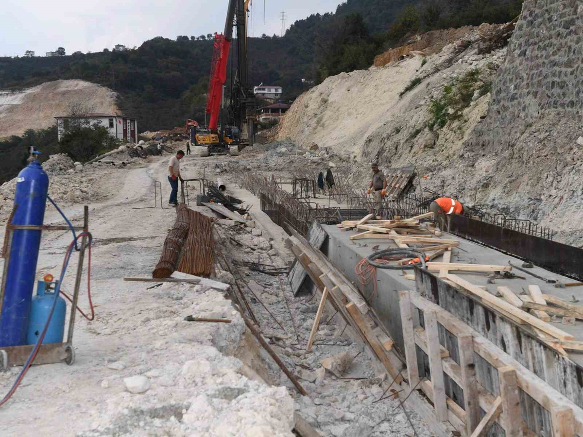 Heyelanın vurduğu Ünye-Akkuş-Niksar yolunun aralık sonunda açılması hedefleniyor