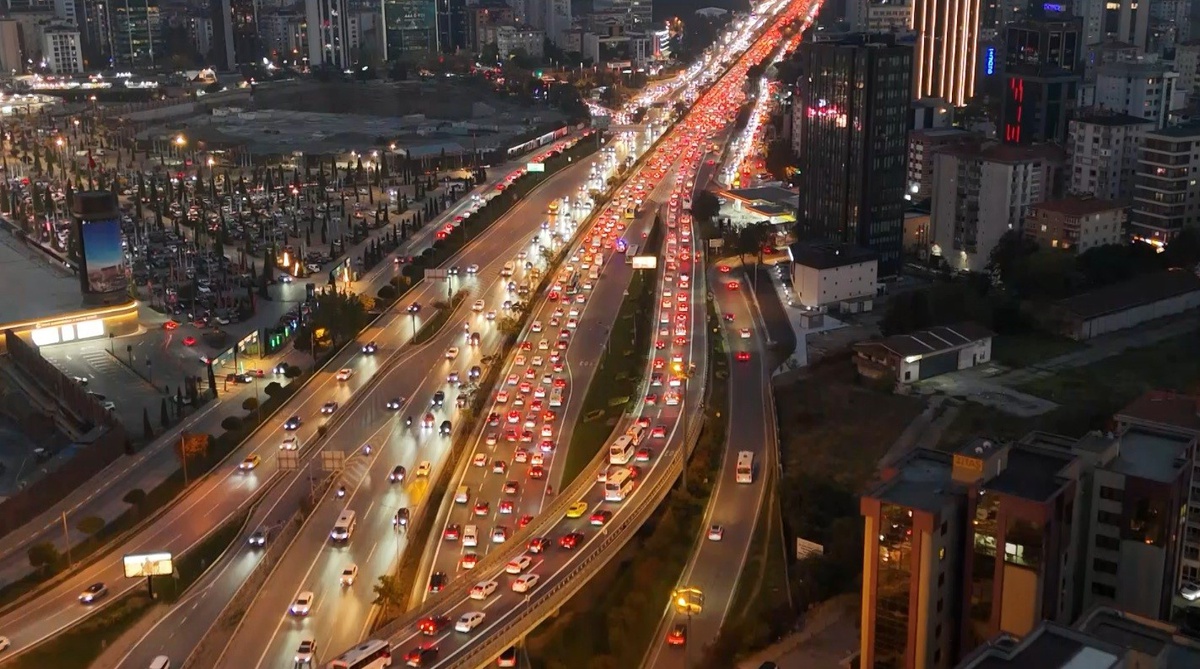 İş çıkışı İstanbul'da trafik yoğunluğu yüzde 72'ye ulaştı, D-100'de kuyruklar oluştu