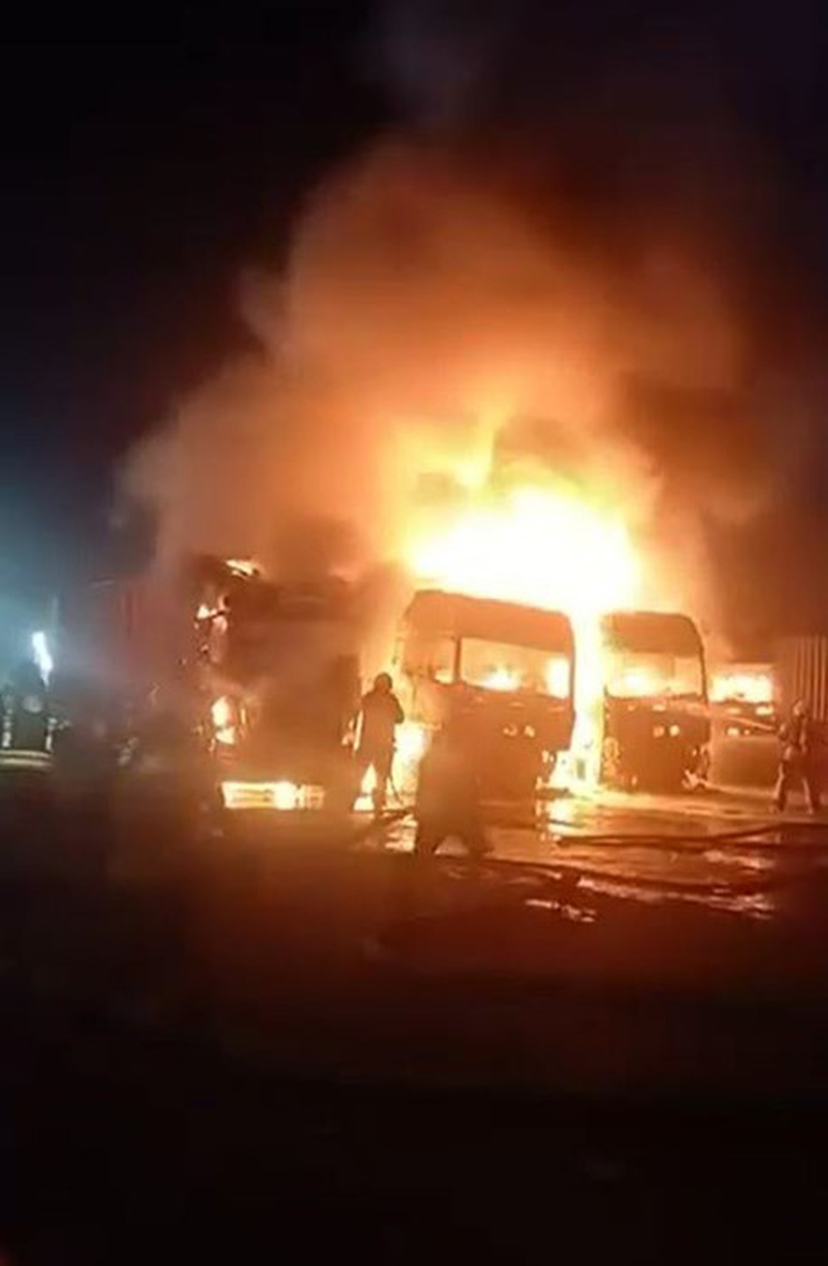 İstanbul Beylikdüzü'nde tır garajında 3 şahıs 4 tırı kundaklayıp kaçtı