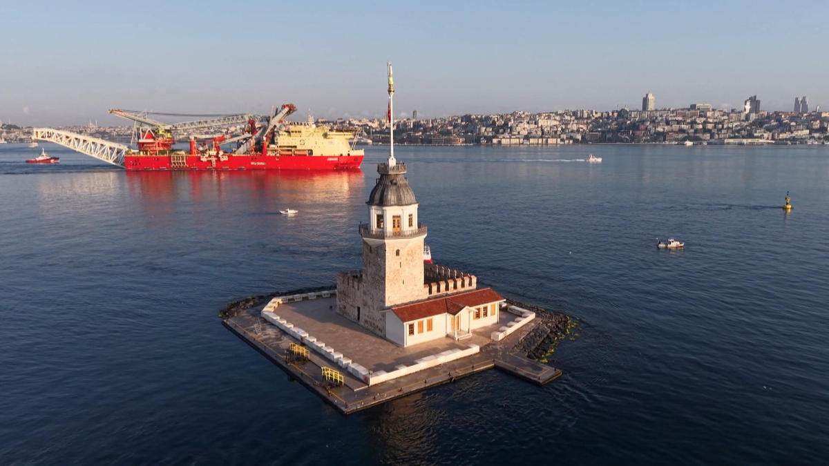 İstanbul Boğazı'nda 215,9 metrelik JSD6000 geçişi gemi trafiğini çift yönlü kapattı