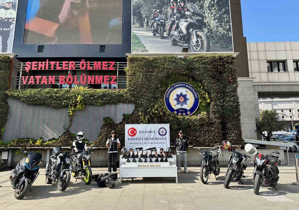 İstanbul polisi çete operasyonunda ele geçen 153 tabancayı sergiledi