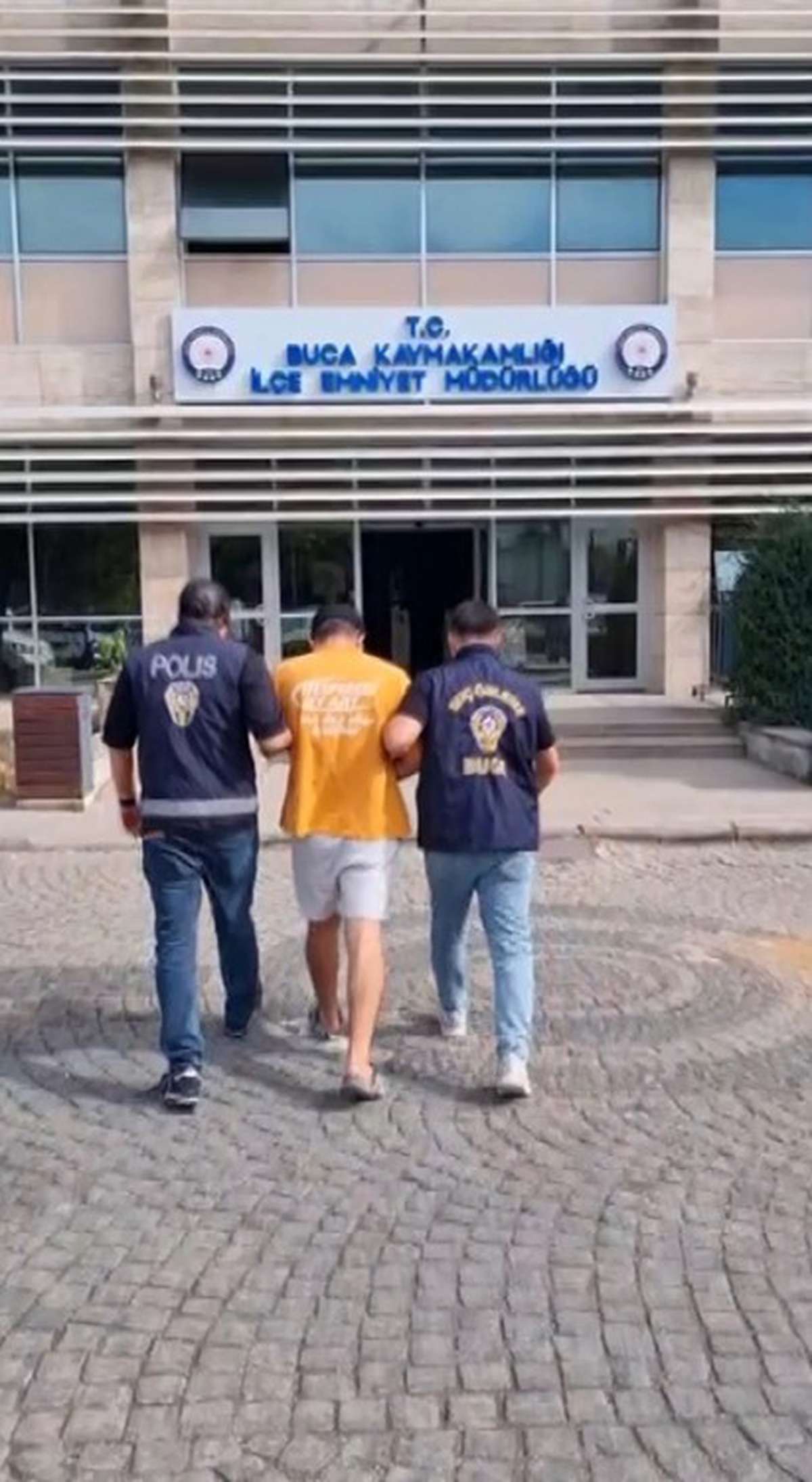 İzmir Buca'da kesinleşmiş hapis cezası bulunan 2 firari yakalandı