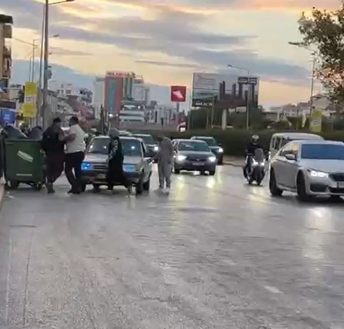 İzmir Çiğli'de otomobili tekmeleyen motosiklet sürücüsüne 180 bin lira ceza verildi