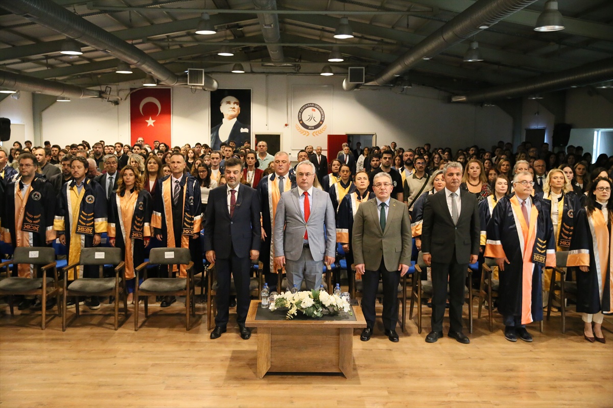 İzmir Demokrasi Üniversitesi 2026-2027 akademik yılını 57 yeni personelle açtı