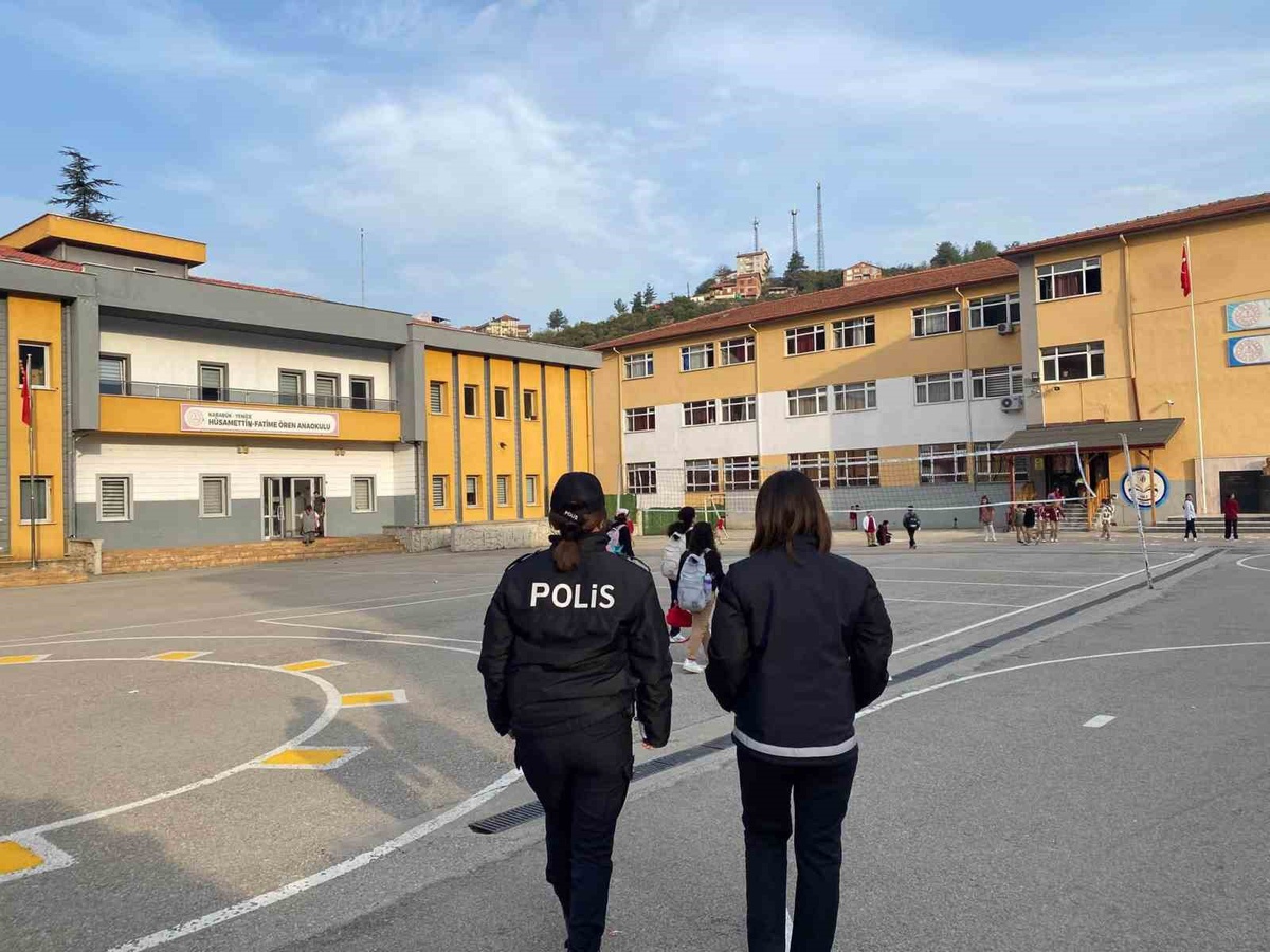 Karabük'te emniyet ve jandarma okul servisleri ve okul çevrelerinde denetim yapıyor