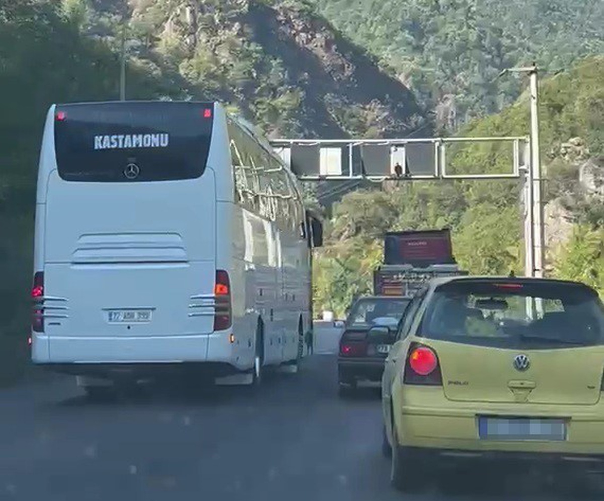 Karabük'te hatalı sollayan yolcu otobüsü kameraya yansıdı, araçları tehlikeye düşürdü
