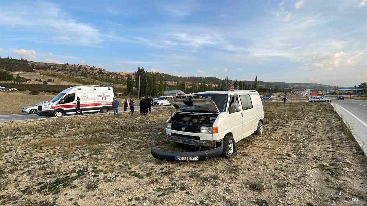 Karaman'da refüje savrulan minibüs kazasında yaralanan 1 kişi hastaneye kaldırıldı