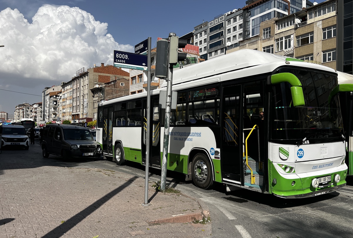 Kayseri'de B.C., akrabası M.A.'yı bıçakladıktan sonra kaçarken otobüse çarptı