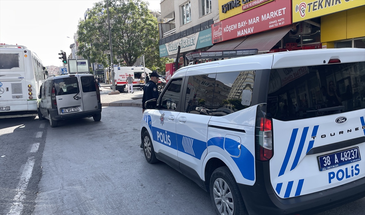 Kayseri Kocasinan'da akrabasını bıçaklayan zanlı kaçarken otobüse çarpıp yakalandı