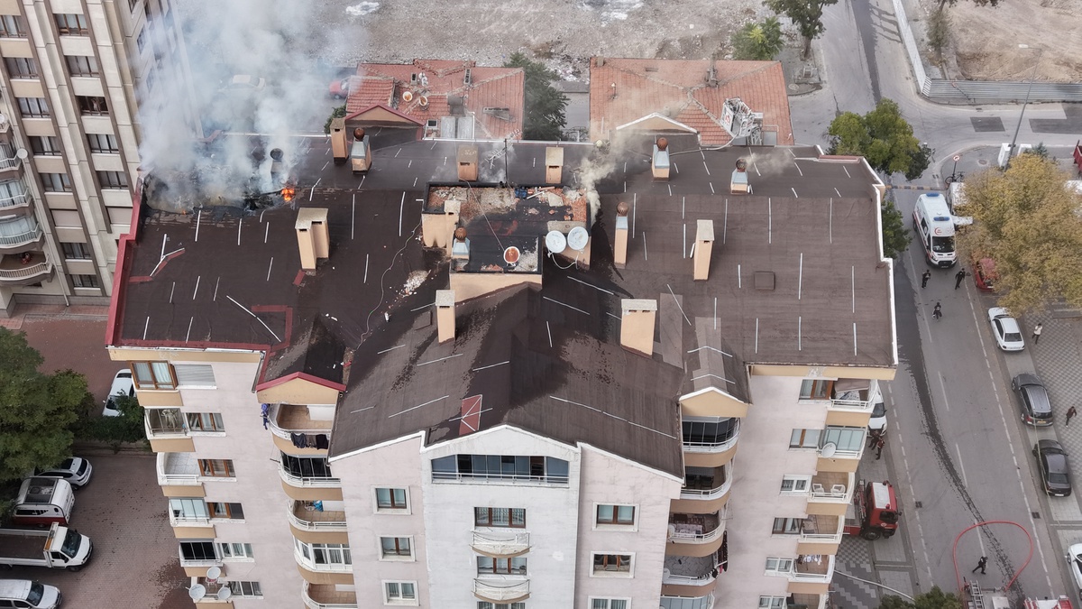 Kayseri Melikgazi'de 9 katlı apartmanın çatı yangını yaklaşık 1 saatte söndürüldü