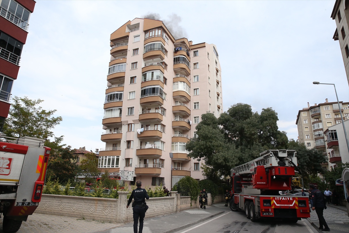 Kayseri Melikgazi'de tadilat yapılan 9 katlı apartmanın çatısındaki yangın söndürüldü
