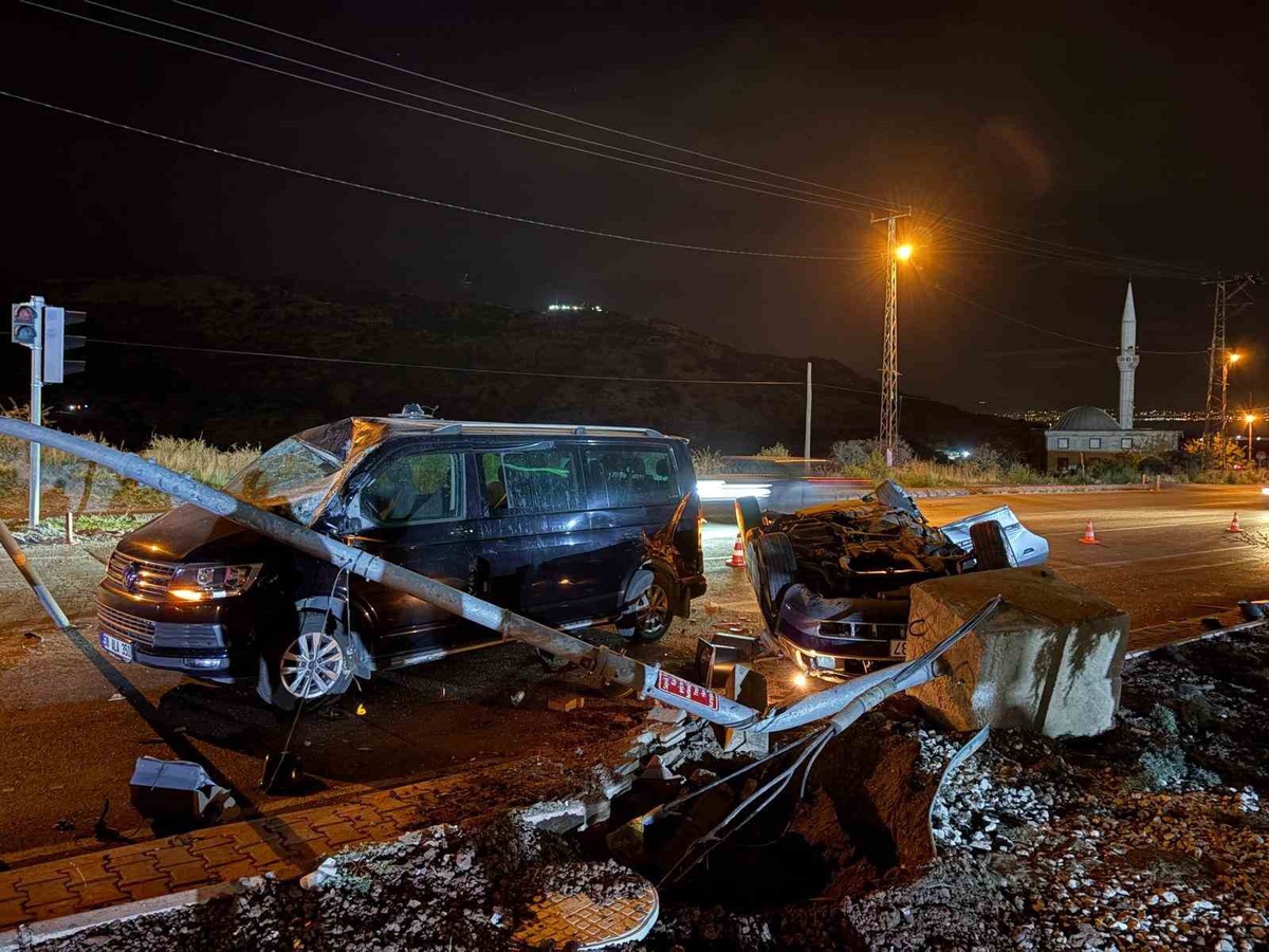 Kayseri Melikgazi'de takla atan otomobil minibüse çarptı, 2 kişi yaralandı