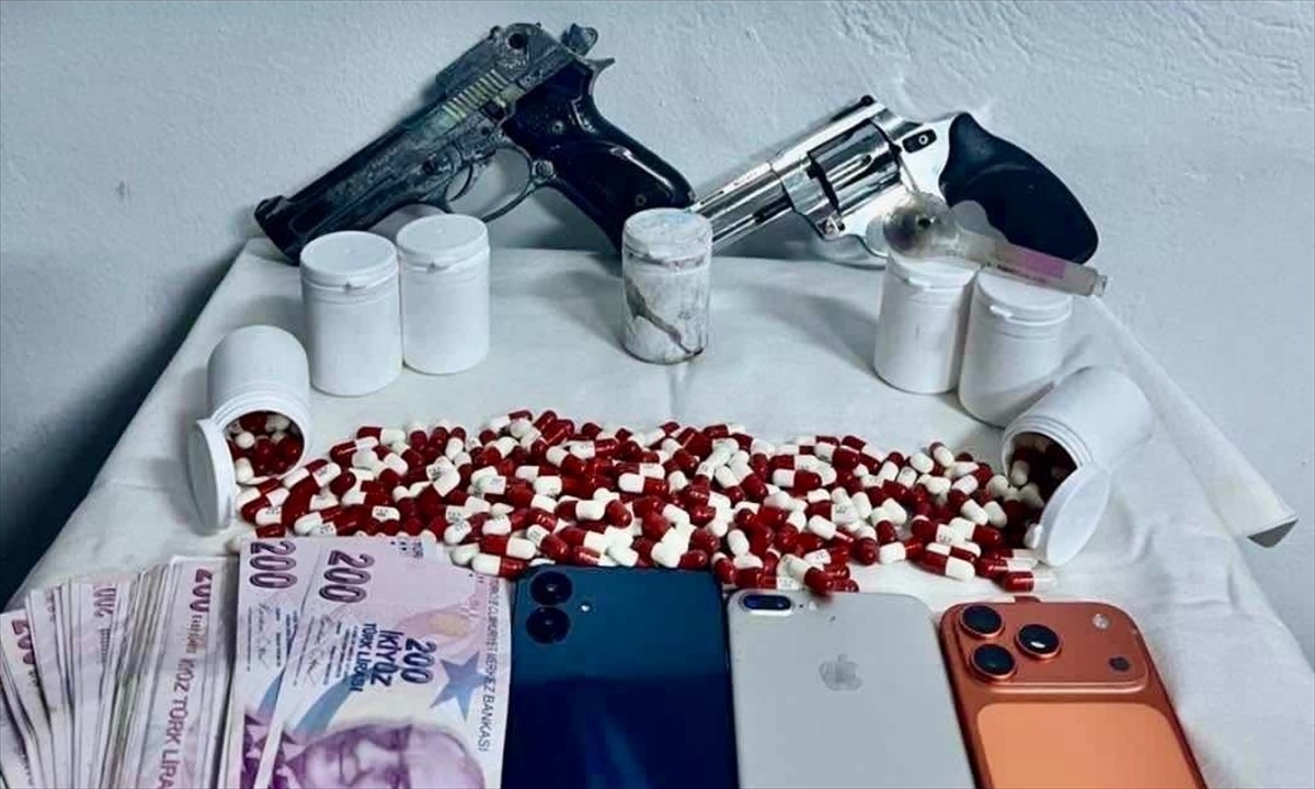 Kırşehir'de operasyonda 348 uyuşturucu hap ele geçirildi, 3 şüpheli tutuklandı