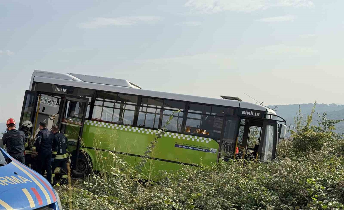 Kocaeli İzmit'te özel halk otobüsü şoförü, inince otobüsün altında kalarak öldü
