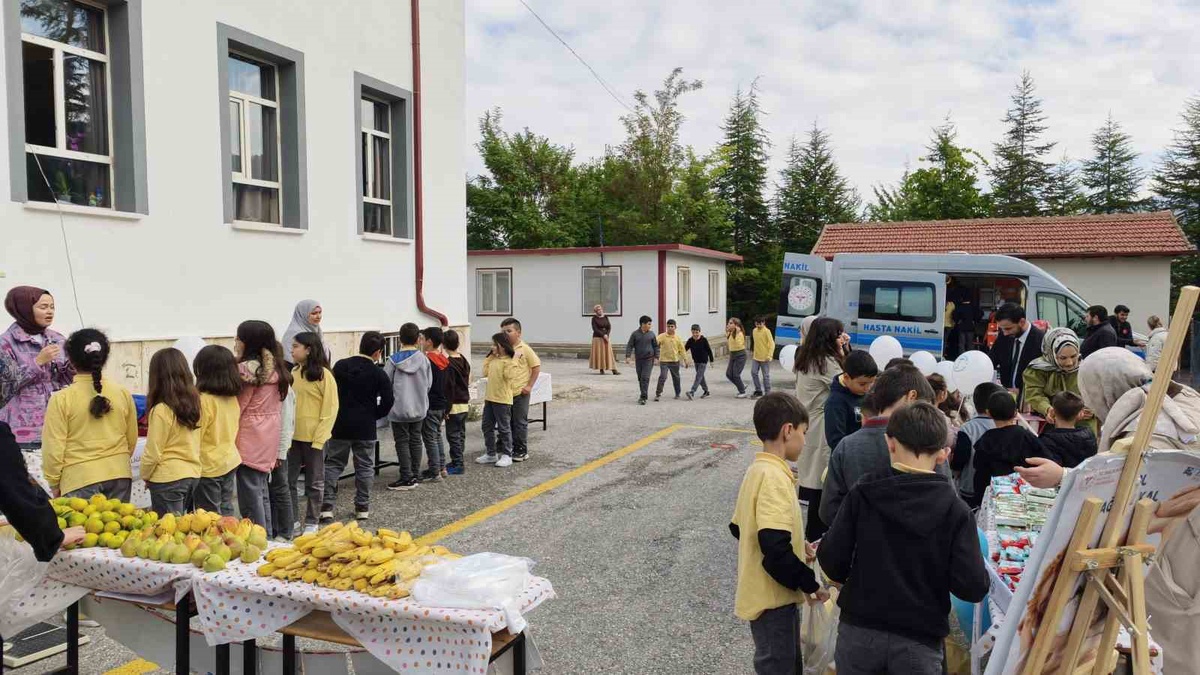 Konya Bozkır'da Toplum Sağlığı Merkezi 1300 öğrenciye ağız-diş bakım ürünleri dağıttı