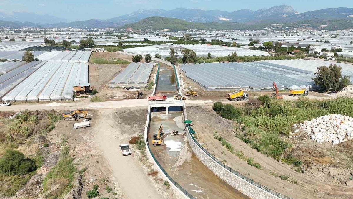 Kumluca'da Üleşik Deresi projesinin yüzde 20'si tamamlandı, 750 metre kanal yapıldı
