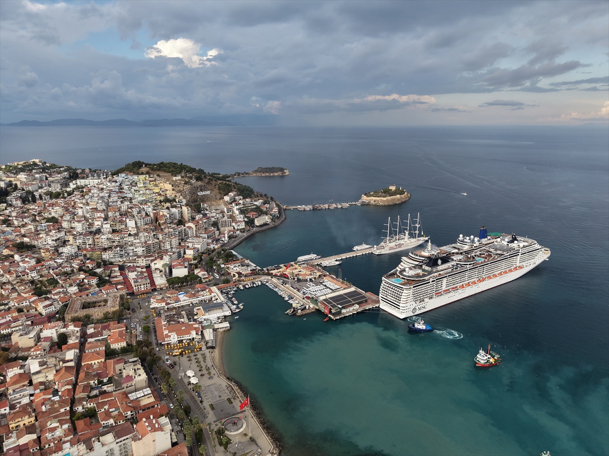 Kuşadası, 4 kruvaziyerle gelen 6 bin turisti Ege Port Limanı'nda ağırladı