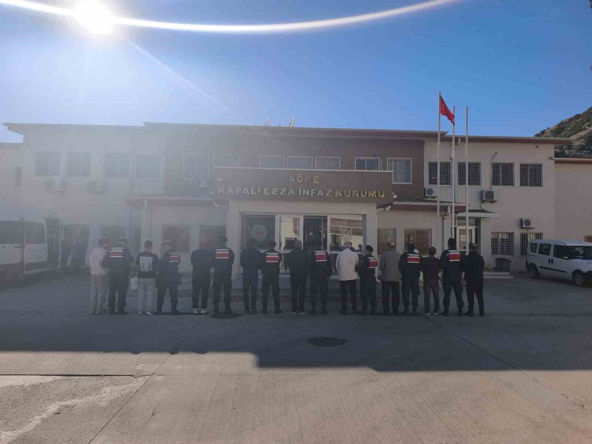 Kuşadası'nda jandarma, aranan 11 hükümlüyü yakaladı, cezaevine gönderildiler