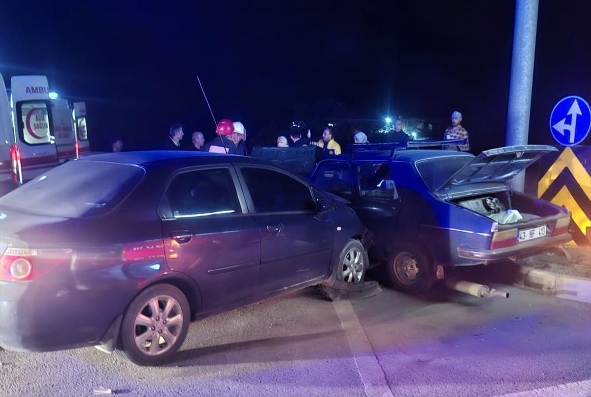 Kütahya Gediz'de iki otomobil kavşakta çarpıştı, 3 kişi yaralandı