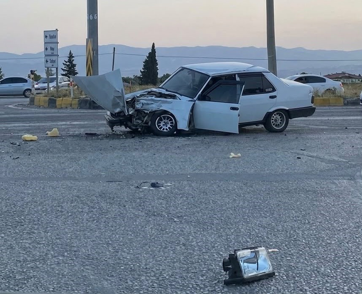 Manisa Alaşehir'de otomobil tırla çarpıştı, 19 yaşındaki sürücü yaralandı.