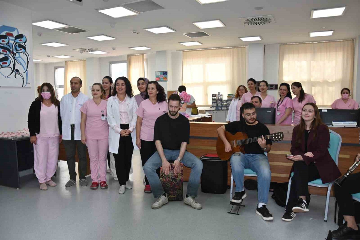 Manisa'da Hafsa Sultan Hastanesi'nde kanser hastalarına moral konseri verildi
