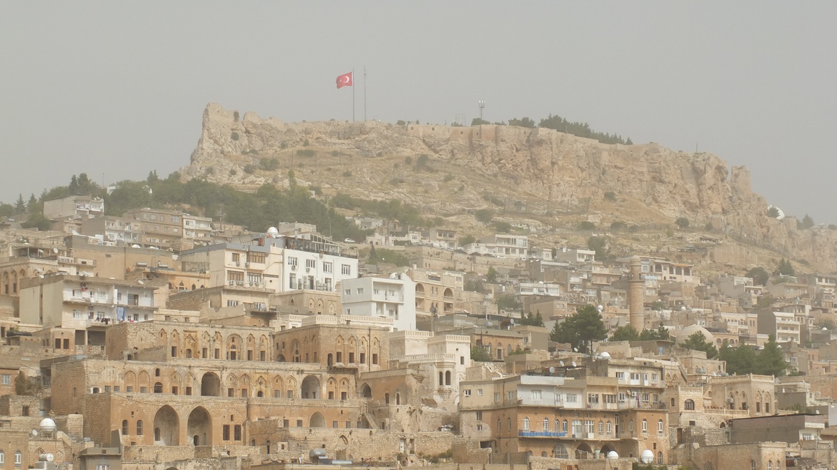 Mardin'de toz taşınımı tarihi yapıları ve araçları kapladı, görüş mesafesi düştü