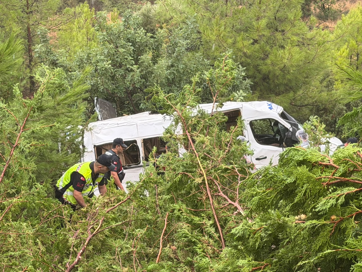 Mersin Silifke'de kontrolden çıkan minibüs bahçeye yuvarlandı, 1'i ağır 17 yaralı