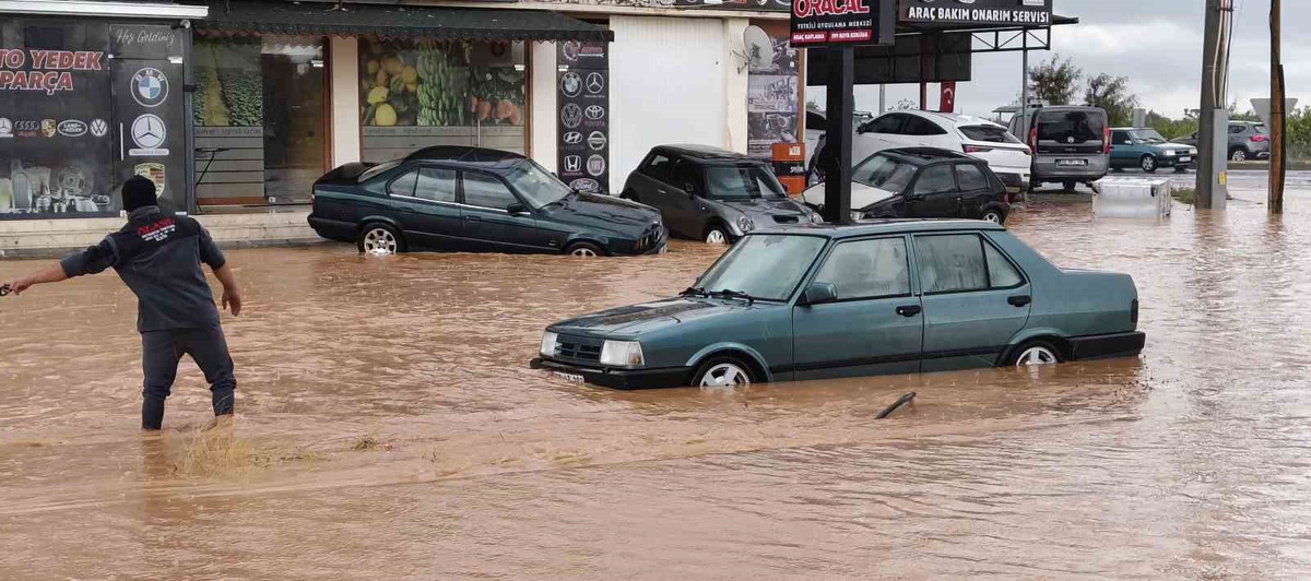 Mersin Silifke'de sağanak sele dönüştü, hastane yolu ulaşıma kapandı