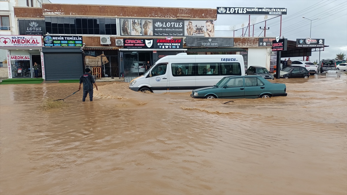 Mersin Silifke'de sağanakta ev ve iş yerlerini su bastı, müze de etkilendi