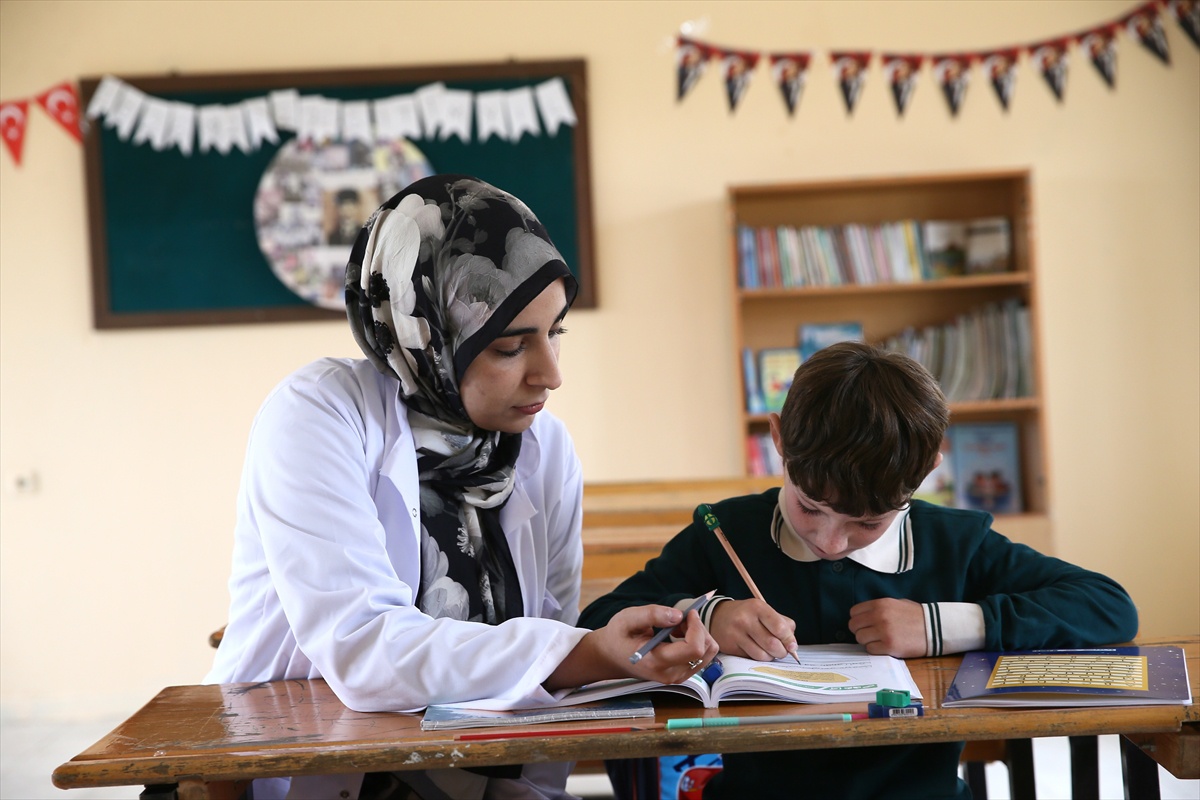 Muş Korkut'ta tek öğrencili okulda Gizem Uyanık hem ders veriyor hem arkadaş oluyor