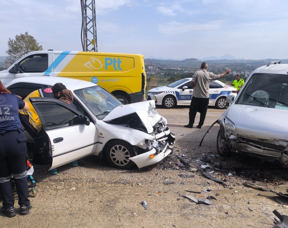 Osmaniye'de hafif ticari araçla çarpışan otomobildeki 2 kişi yaralandı
