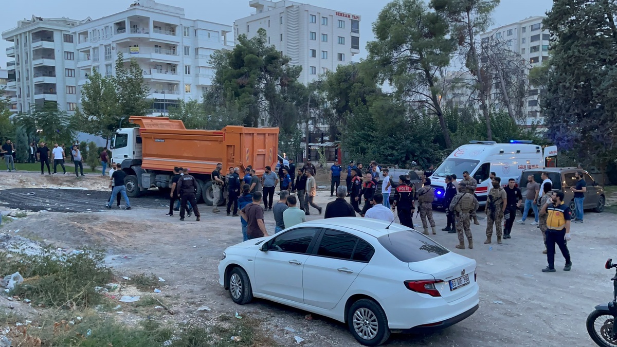 Şanlıurfa'da rezidans baskınında polisle çatışan şüpheli kendi silahıyla intihar etti