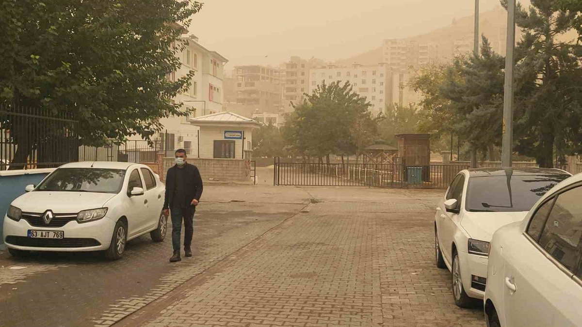 Şanlıurfa'da toz taşınımı yaşamı olumsuz etkiledi, görüş mesafesi azaldı